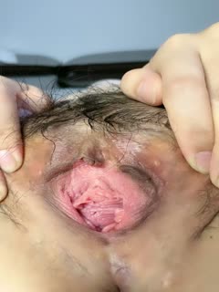 風騷的小少婦露臉伺候蒙麵大哥，讓大哥在床上各種玩弄，全程露臉深喉大雞巴各種抽插，讓大哥摳逼玩道具插